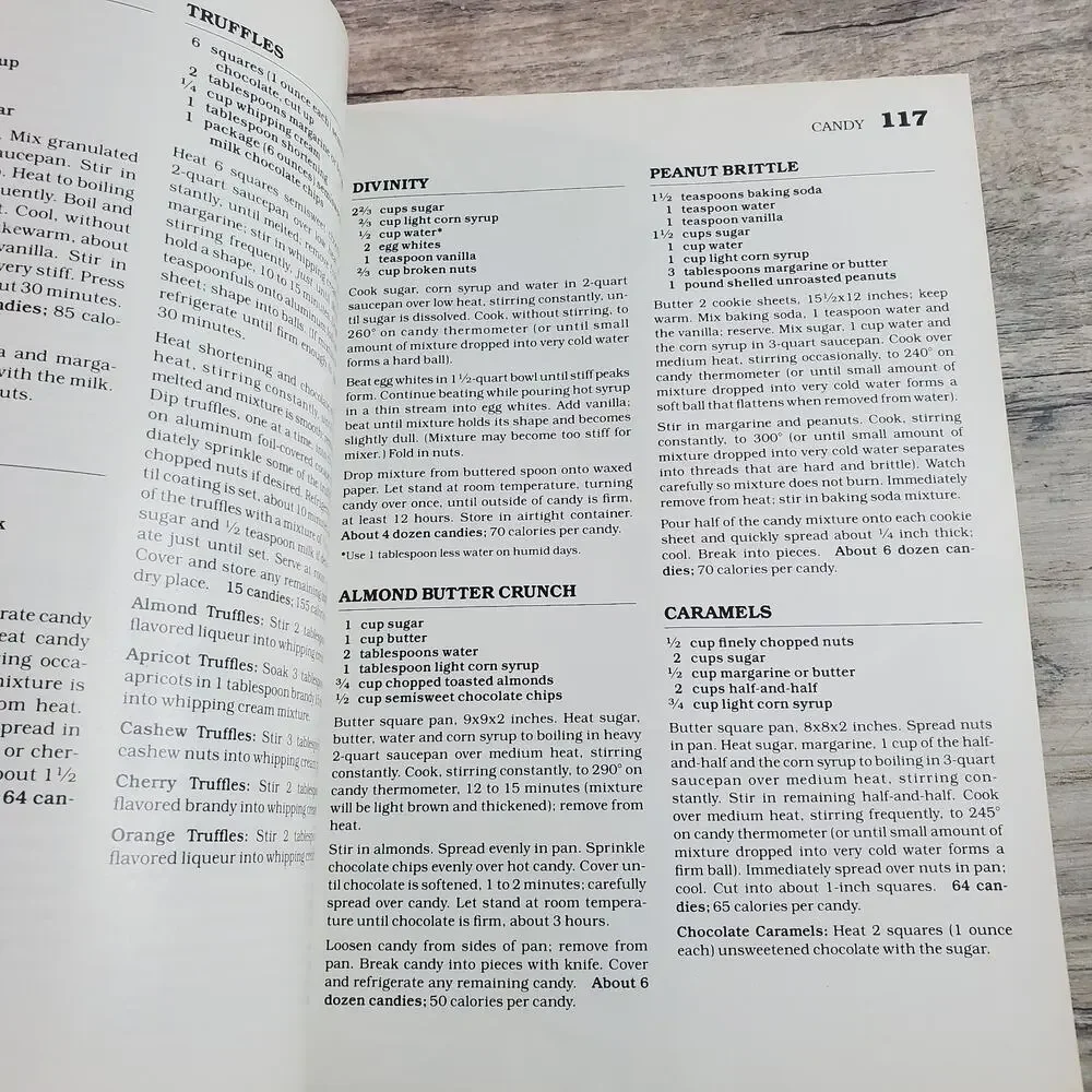 Betty Crocker’s Cookbook 1989 8th Printing Red Soft Glossy Cover Golden Paperbac